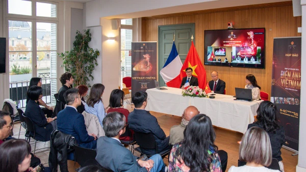 Đông đảo các nhà báo Việt Nam và quốc tế tham dự buổi họp báo tại Pháp. (Ảnh: MINH DUY)