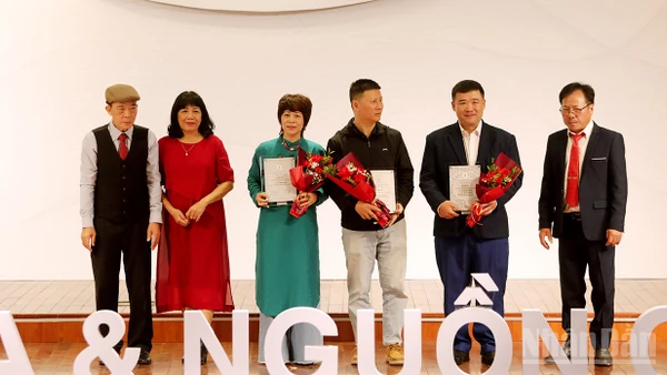 Ba tác giả giành giải A của cuộc thi. (Ảnh: KHIẾU MINH)
