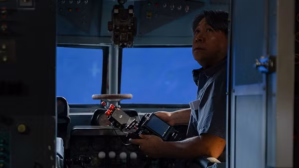 Đạo diễn Hàm Trần bên trong khoang máy bay mô hình để quay phim "Tử chiến trên không". (Ảnh: Galaxy Studio)