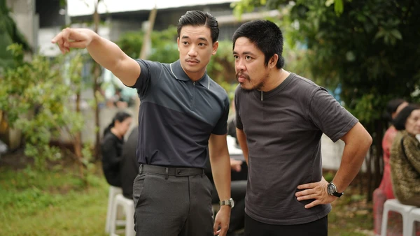 Nhà biên kịch Nguyễn Thanh Bình trong một set quay. (Ảnh: NVCC)