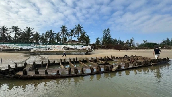 Tàu cổ phát lộ trên biển sau khi thủy triều xuống. (Ảnh: Người dân cung cấp)