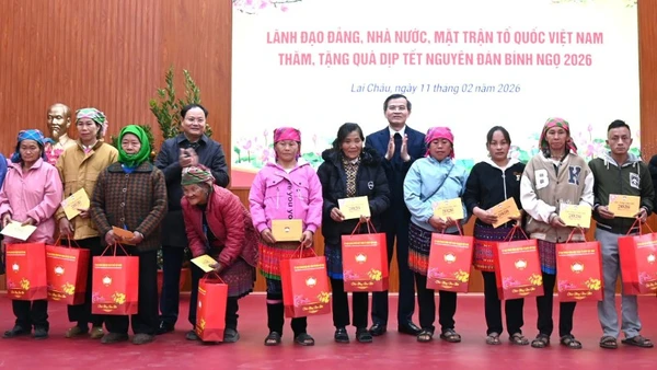 Đồng chí Đoàn Minh Huấn và Bí thư Tỉnh ủy Lai Châu tặng quà Tết cho người dân có hoàn cảnh khó khăn.