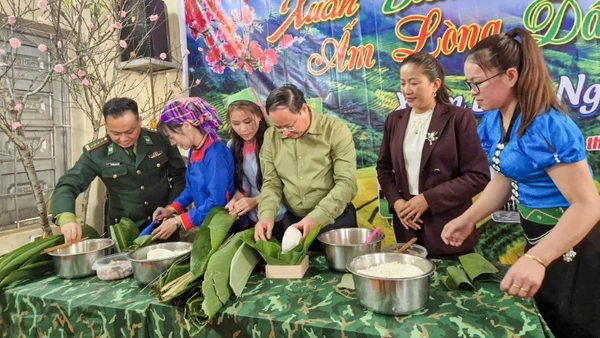 Bí thư Tỉnh ủy Lai Châu gói bánh chưng cùng bà con nhân dân xã biên giới Khổng Lào trong chương trình "Xuân Biên phòng ấm lòng dân bản năm 2026".