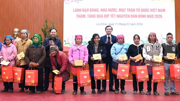 Đồng chí Đoàn Minh Huấn và Bí thư Tỉnh ủy Lai Châu tặng quà Tết cho người dân có hoàn cảnh khó khăn.