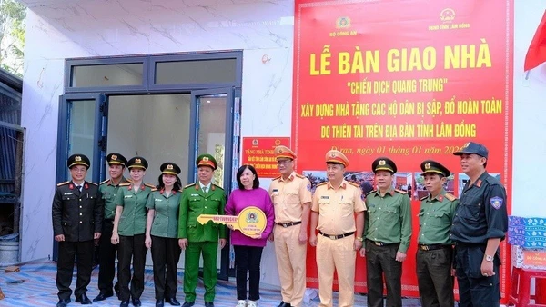 Thủ trưởng Công an tỉnh Lâm Đồng bàn giao nhà mới cho gia đình chị Đỗ Thị Phượng. (Ảnh: TUỆ NHÂN)