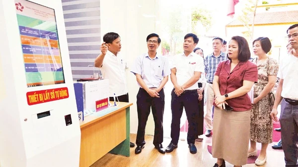 Đoàn công tác Bộ Khoa học và Công nghệ khảo sát thực tế tại Trung tâm Phục vụ hành chính công phường Phù Liễn, thành phố Hải Phòng.