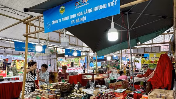 Các sản phẩm OCOP của thành phố Hà Nội hiện được nhiều người tiêu dùng quan tâm. (Ảnh: Hà Anh)