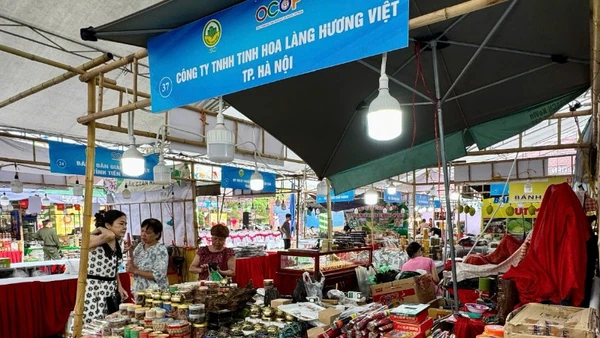 Các sản phẩm OCOP của thành phố Hà Nội hiện được nhiều người tiêu dùng quan tâm. (Ảnh: Hà Anh)