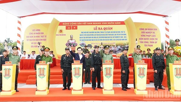 Chủ tịch Ủy ban nhân dân tỉnh Quảng Ngãi Nguyễn Hoàng Giang cùng lãnh đạo Công an tỉnh Quảng Ngãi bắn súng phát lệnh ra quân thực hiện đợt cao điểm.