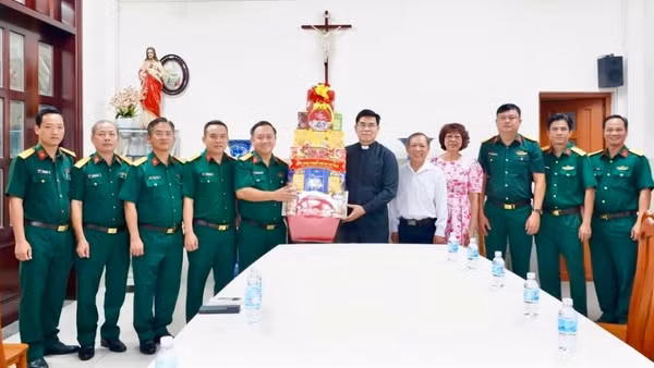 Chính ủy Bộ Tư lệnh Thành phố Hồ Chí Minh chúc mừng Giáng sinh tại Giáo xứ Bắc Hà. (Ảnh: CTV).