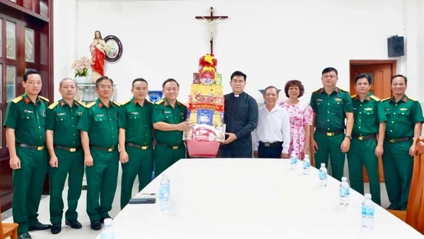 Chính ủy Bộ Tư lệnh Thành phố Hồ Chí Minh chúc mừng Giáng sinh tại Giáo xứ Bắc Hà. (Ảnh: CTV).
