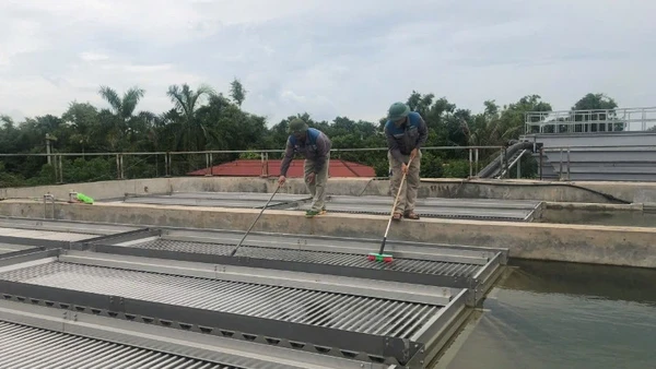 Công nhân Nhà máy nước An Bình (Hải Phòng) vệ sinh bể lắng. (Ảnh: BẢO HÂN)