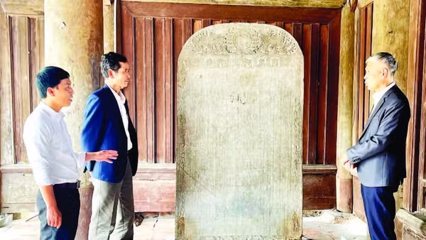 Cụm bia đá thời Lê Trung Hưng (thế kỷ 17-18) được bảo quản ở Tam quan chùa Keo Hành Thiện, xã Xuân Hồng, tỉnh Ninh Bình.