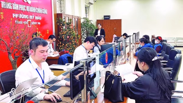Cán bộ Trung tâm Phục vụ hành chính công phường Mỹ Hào, tỉnh Hưng Yên phục vụ người dân và doanh nghiệp đến thực hiện các thủ tục.