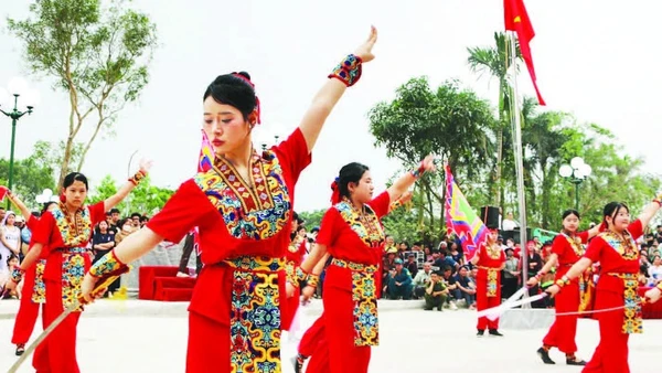 Màn múa kiếm thể hiện tinh thần thượng võ.