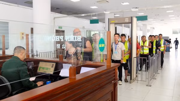 Bộ đội Biên phòng làm thủ tục xuất cảnh cho hành khách và lái xe qua Lối thông quan cầu Bắc Luân II.