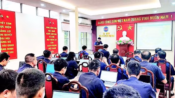 Hải quan cửa khẩu cảng Vạn Gia tập huấn về ứng dụng AI cho cán bộ công chức của đơn vị.