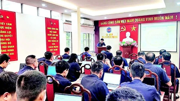 Hải quan cửa khẩu cảng Vạn Gia tập huấn về ứng dụng AI cho cán bộ công chức của đơn vị.