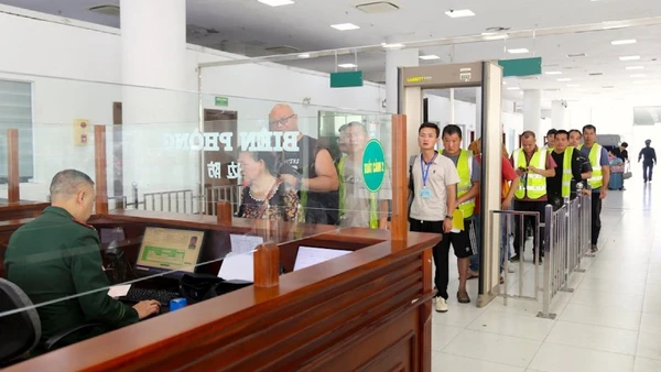 Bộ đội Biên phòng làm thủ tục xuất cảnh cho hành khách và lái xe qua Lối thông quan cầu Bắc Luân II.