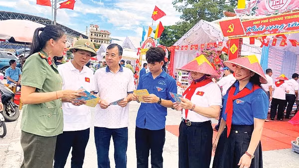 Trung tá Hoàng Thị Hiền, Chi hội trưởng Chi hội phụ nữ Công an phường Uông Bí, tỉnh Quảng Ninh tích cực tham mưu, tổ chức nhiều hoạt động giáo dục pháp luật trên địa bàn.