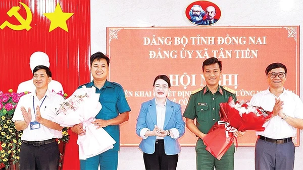 Lãnh đạo xã Tân Tiến (tỉnh Đồng Nai) tặng hoa chúc mừng các đồng chí sĩ quan về nhận nhiệm vụ tại Ban Chỉ huy quân sự xã.