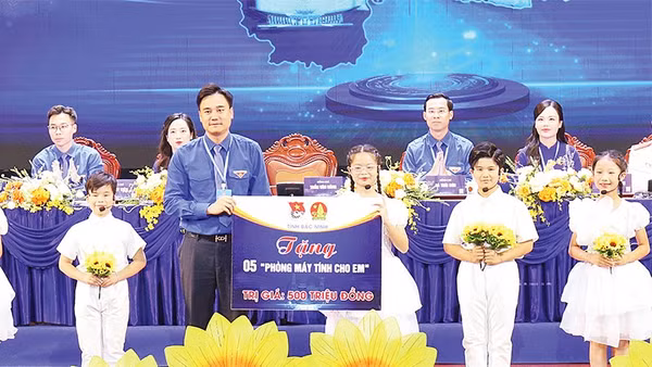 Tỉnh đoàn Bắc Ninh trao 5 “phòng tin học cho em” tặng thiếu nhi.