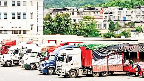 Bốc xếp hàng hóa tại cửa khẩu Bắc Phong Sinh, Quảng Ninh.