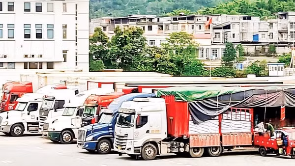 Bốc xếp hàng hóa tại cửa khẩu Bắc Phong Sinh, Quảng Ninh.