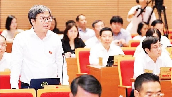 Phó Chủ tịch Ủy ban nhân dân Thành phố Hà Nội Trương Việt Dũng trả lời tại phiên chất vấn của HĐND thành phố.