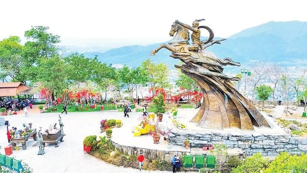 Quần thể di tích đền Sóc, tượng đài Thánh Gióng là một trong những địa chỉ thu hút khách du lịch trong dịp lễ hội đầu năm.