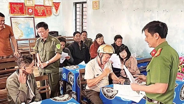 Lực lượng Công an tỉnh Gia Lai tuyên truyền người dân nâng cao tinh thần tố giác tội phạm trên địa bàn tỉnh.