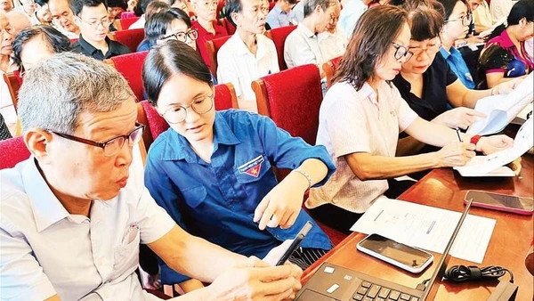 Đoàn Thanh niên phường Văn Miếu-Quốc Tử Giám hỗ trợ cán bộ chi bộ, tổ dân phố trong đẩy mạnh chuyển đổi số trên địa bàn. (Ảnh BẢO LÂM)