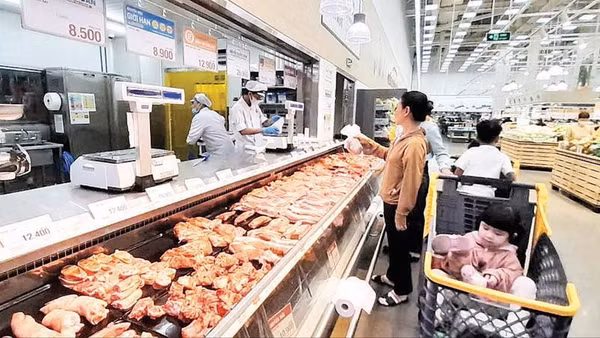 Người dân mua thực phẩm tại một siêu thị trên địa bàn Thành phố Hồ Chí Minh. (Ảnh THẾ ANH)