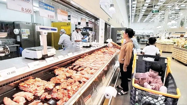 Người dân mua thực phẩm tại một siêu thị trên địa bàn Thành phố Hồ Chí Minh. (Ảnh THẾ ANH)