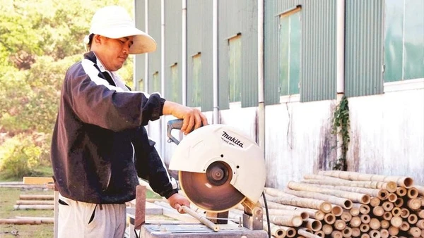 Người Mạ ở thôn Tố Lan có việc làm ổn định tại xưởng chế biến sản phẩm từ tầm vông.