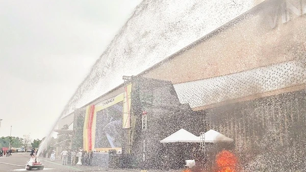 1. Màn trình diễn của Robot cứu hỏa do Trường đại học Phòng cháy Chữa cháy phát triển, có khả năng phun nước, phun bọt tự động, giúp chữa cháy ở nơi nguy hiểm, độc hại.