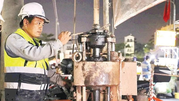 Khảo sát địa chất tại công trường nhà ga Lê Thị Riêng (phường Hòa Hưng), được xem là một trong những hạng mục kỹ thuật quan trọng, làm cơ sở cho việc thiết kế và thi công nhà ga ngầm của tuyến Metro số 2.