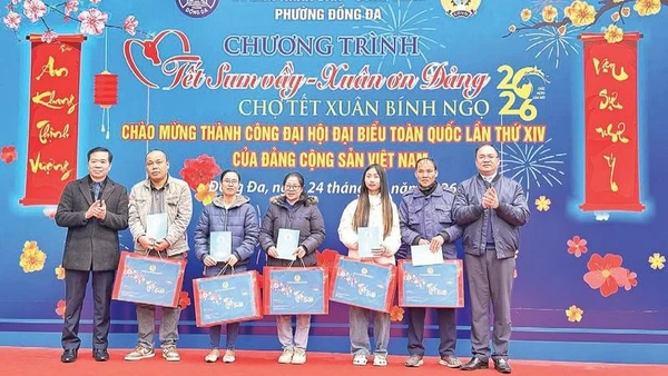 Công đoàn phường Đống Đa trao quà Tết đến tay đoàn viên, người lao động trên địa bàn.
