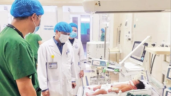 Bác sĩ Bệnh viện Sản nhi Vĩnh Phúc thăm khám trẻ sơ sinh.