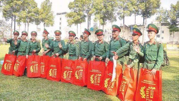 Hạ sĩ quan-binh sĩ chia tay đơn vị trở về địa phương.