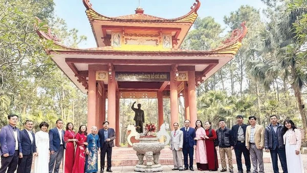 Khách tham quan dâng hương tại tượng đài Chủ tịch Hồ Chí Minh trên Đồi 79 Mùa Xuân.