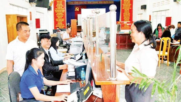 Cán bộ, công chức xã Tà Năng và cán bộ biệt phái hỗ trợ người dân thực hiện thủ tục hành chính. Lâm Đồng chào đón những du khách đầu tiên đến tham quan địa phương năm 2026.