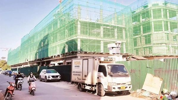 Dự án nhà ở xã hội Rice City Long Châu (phường Bồ Đề) đang được thi công.