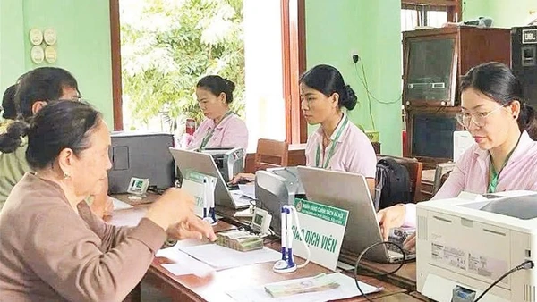 Chi nhánh Ngân hàng Chính sách xã hội tỉnh Quảng Ngãi duy trì 102 điểm giao dịch ở các xã, phường phía tây giúp người dân tiếp cận vốn nhanh chóng.