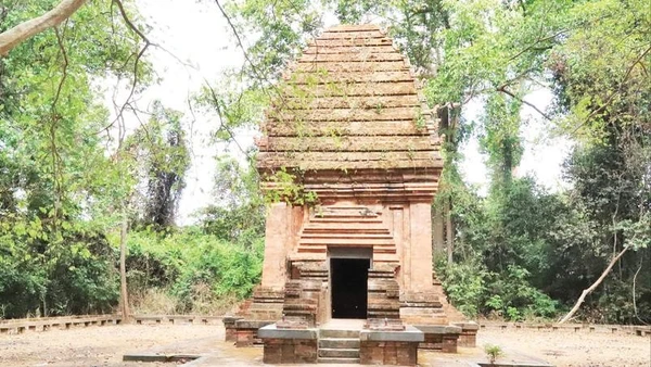 Tháp Yang Prong (Thần lớn) hay còn được người dân địa phương gọi là tháp Chàm Rừng xanh nằm ở thôn 5, xã Ea Rốk, tỉnh Đắk Lắk.