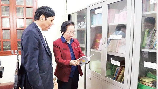 Chủ tịch Hội Khuyến học Việt Nam Nguyễn Thị Doan thăm trung tâm học tập cộng đồng Đông Thọ.