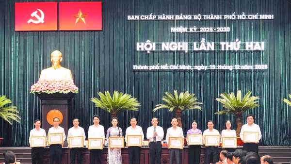 Ban Thường vụ Thành ủy Thành phố Hồ Chí Minh khen thưởng cho các cá nhân có thành tích xuất sắc trong công tác tổ chức Đại hội đại biểu Đảng bộ thành phố lần thứ I, nhiệm kỳ 2025-2030. (Ảnh MẠNH HẢO)