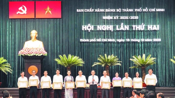 Ban Thường vụ Thành ủy Thành phố Hồ Chí Minh khen thưởng cho các cá nhân có thành tích xuất sắc trong công tác tổ chức Đại hội đại biểu Đảng bộ thành phố lần thứ I, nhiệm kỳ 2025-2030. (Ảnh MẠNH HẢO)