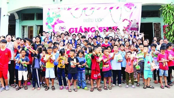 Câu lạc bộ Công tác xã hội, Trường đại học Văn Lang trong hoạt động chương trình “Điều ước Giáng sinh” cho các em nhỏ ở mái ấm Omi.