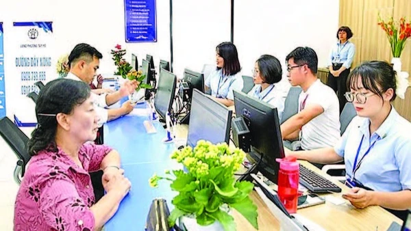 Người dân làm thủ tục hành chính tại điểm phục vụ hành chính công phường Tây Hồ.